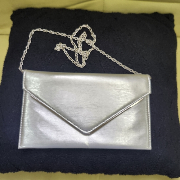 Chic Silver Envelope Clutch - Picture 1 of 5